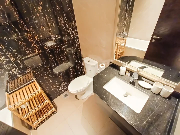 Дубай: Whitesage - Elegant Studio With Balcony Overlooking The Canal