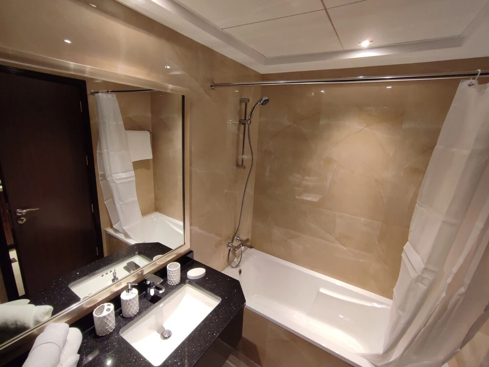 Дубай: Whitesage - Elegant Studio With Balcony Overlooking The Canal