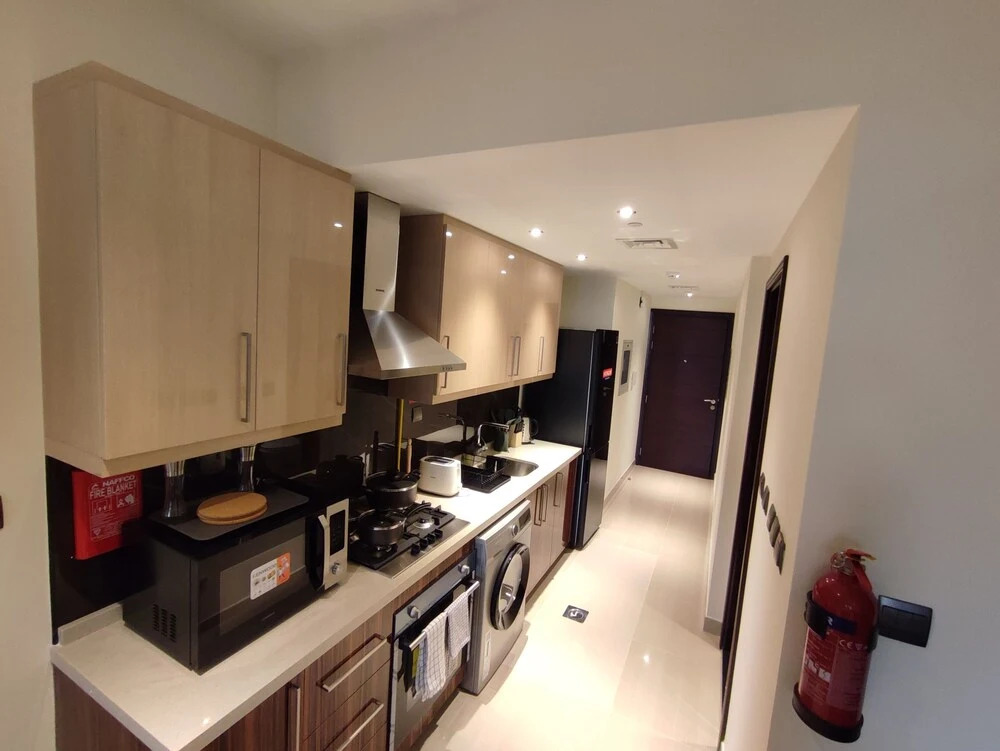 Дубай: Whitesage - Elegant Studio With Balcony Overlooking The Canal