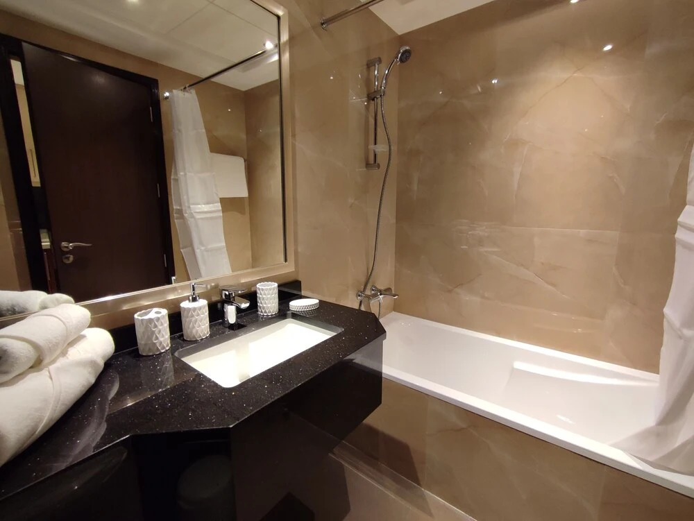 Дубай: Whitesage - Elegant Studio With Balcony Overlooking The Canal