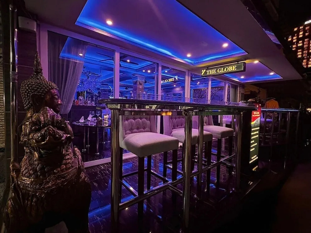 Паттайя: The Globe Hotel Bar and Restaurant