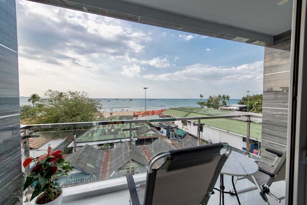 Паттайя: The Globe Hotel Bar and Restaurant