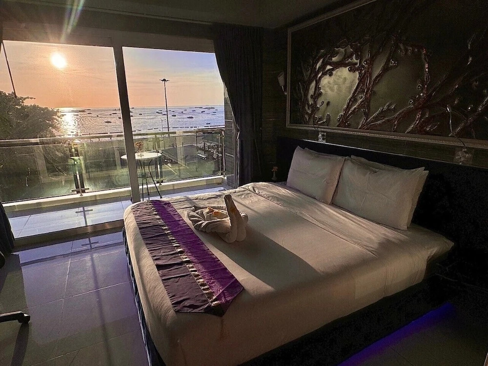 Паттайя: The Globe Hotel Bar and Restaurant