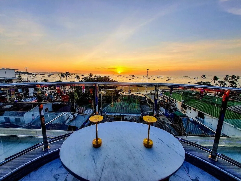 Паттайя: The Globe Hotel Bar and Restaurant