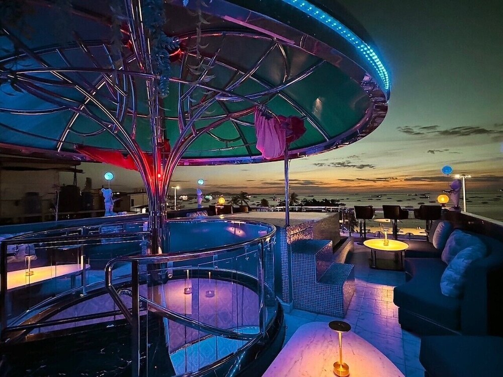 Паттайя: The Globe Hotel Bar and Restaurant