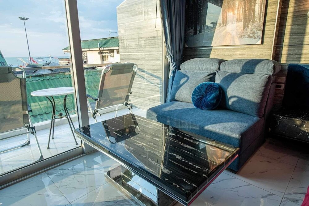 Паттайя: The Globe Hotel Bar and Restaurant