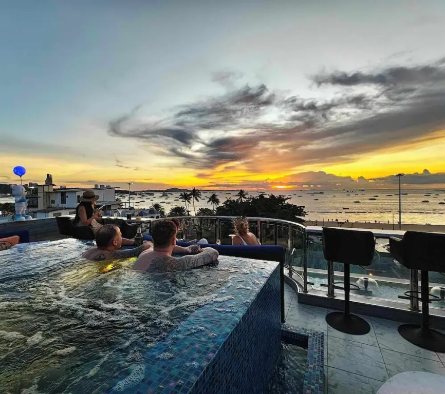 Паттайя: The Globe Hotel Bar and Restaurant