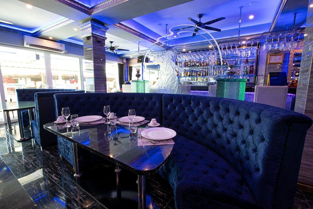 Паттайя: The Globe Hotel Bar and Restaurant