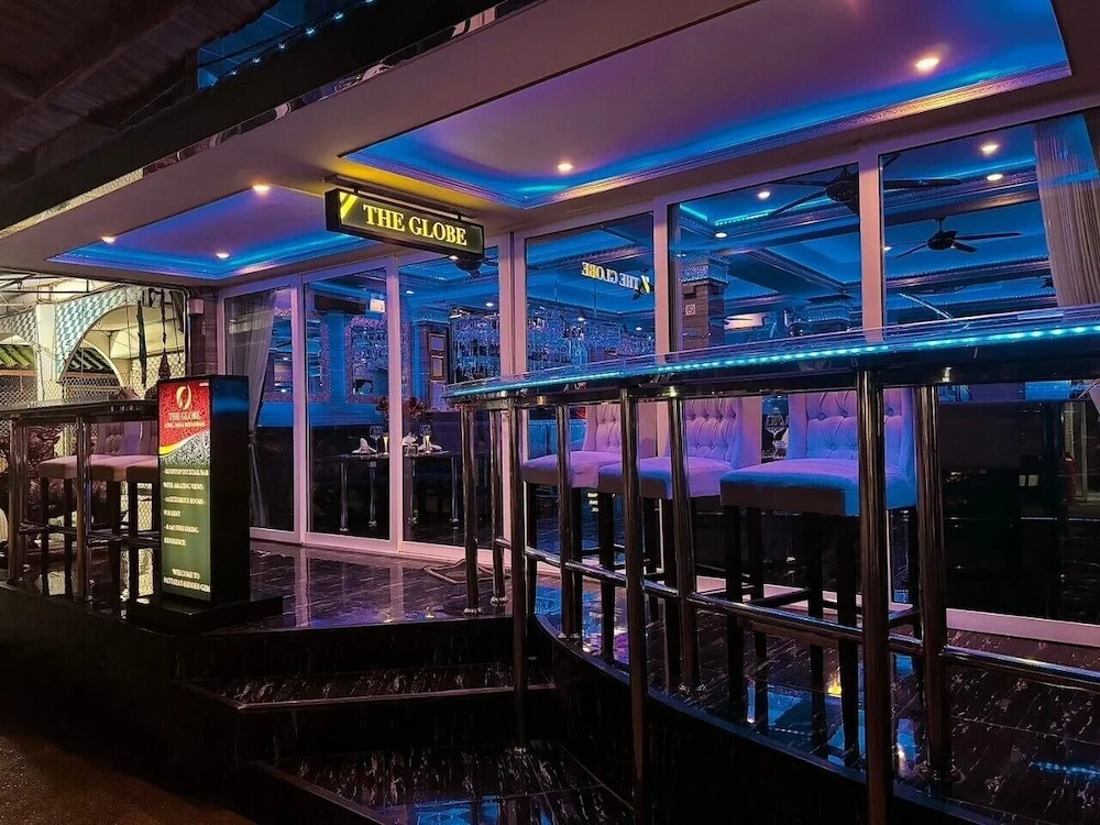 Паттайя: The Globe Hotel Bar and Restaurant