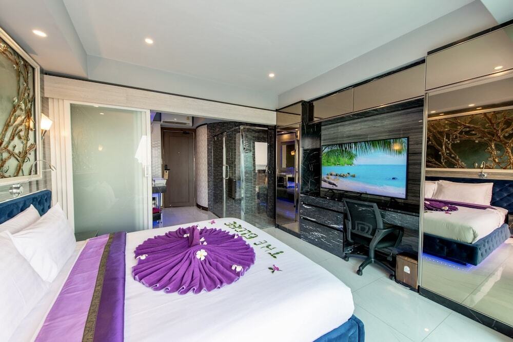 Паттайя: The Globe Hotel Bar and Restaurant