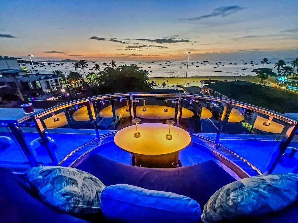 Паттайя: The Globe Hotel Bar and Restaurant