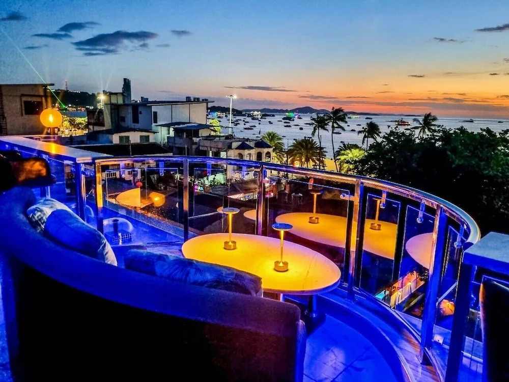 Паттайя: The Globe Hotel Bar and Restaurant