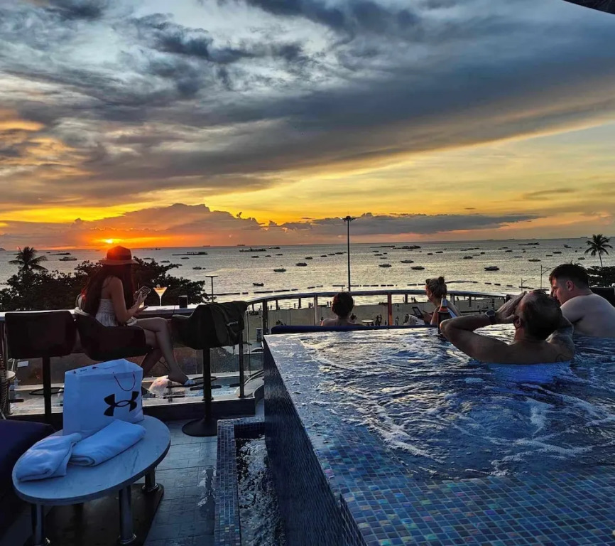 Паттайя: The Globe Hotel Bar and Restaurant