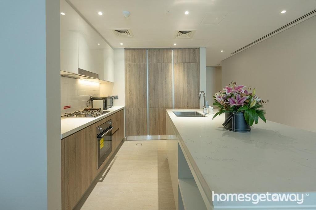 Дубай: HomesGetaway Dubai Marina LIV Residence 2BR Apartment with Marina view