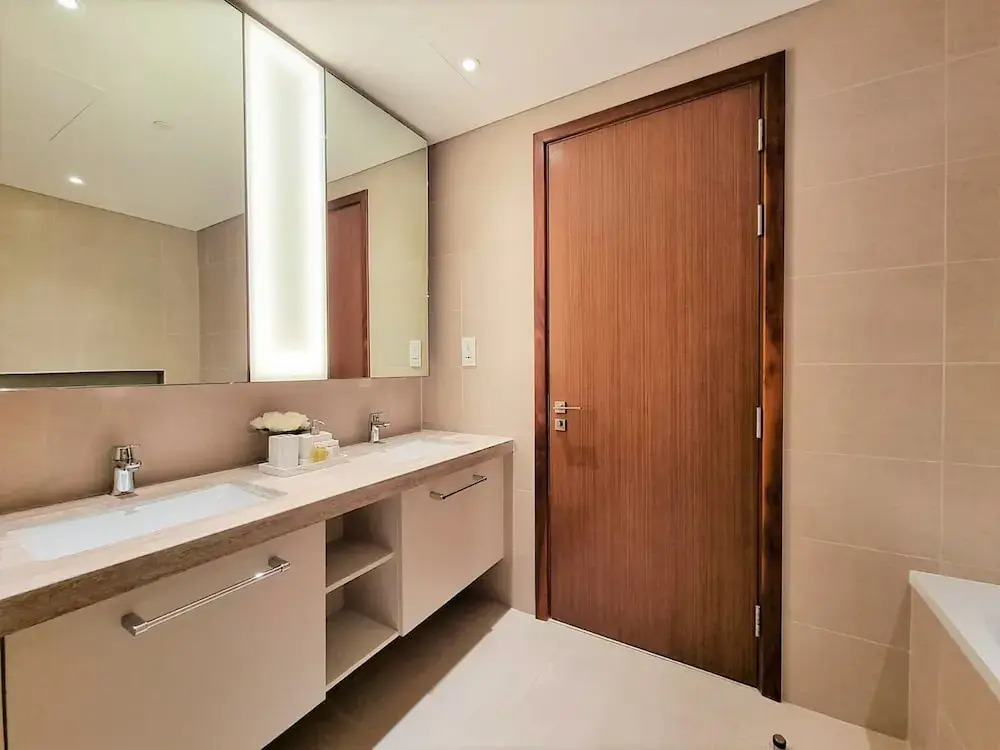 Дубай: Luxurious Downtown Apt with balcony & View