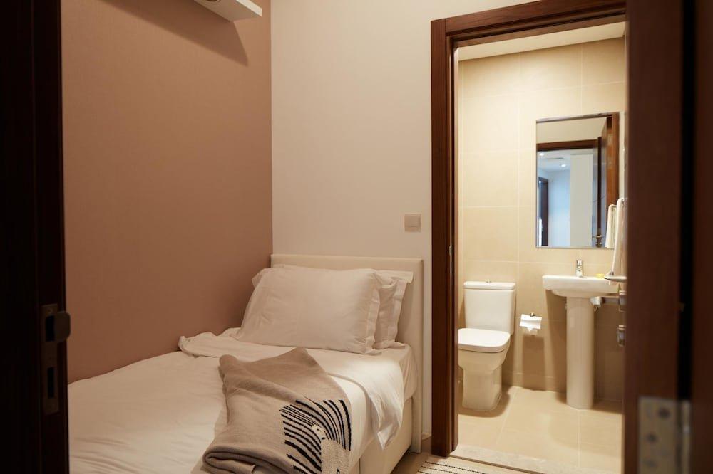 Дубай: FantaStay Burj Vista tower 1