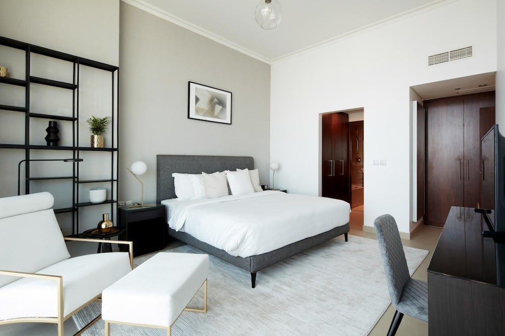 Дубай: FantaStay Burj Vista tower 1