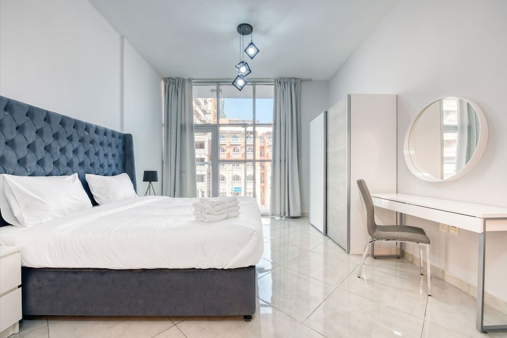 Дубай: Chaima Elegantly Furnished Brand New With Balcony