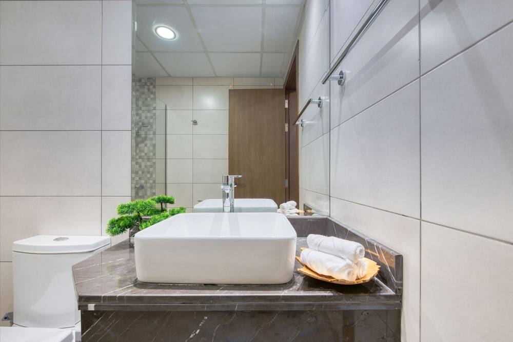 Дубай: Chaima Elegantly Furnished Brand New With Balcony