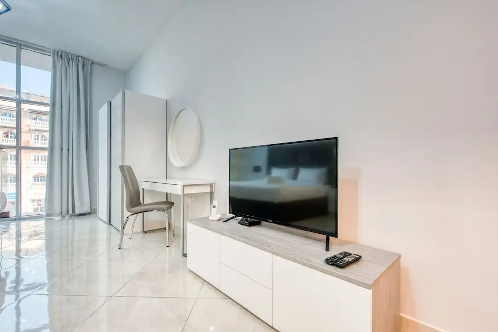 Дубай: Chaima Elegantly Furnished Brand New With Balcony