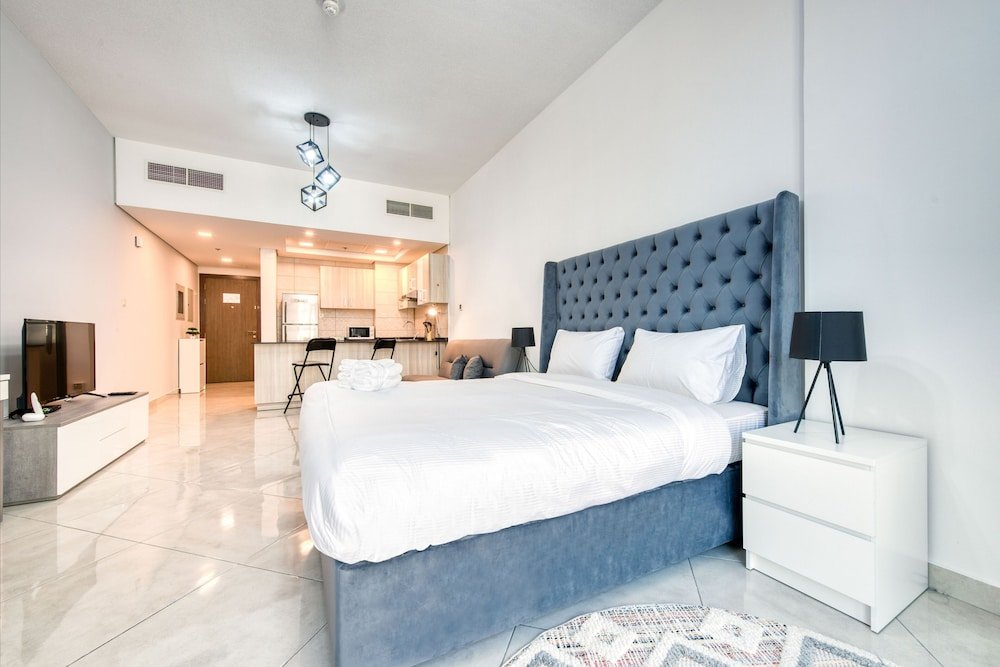 Дубай: Chaima Elegantly Furnished Brand New With Balcony