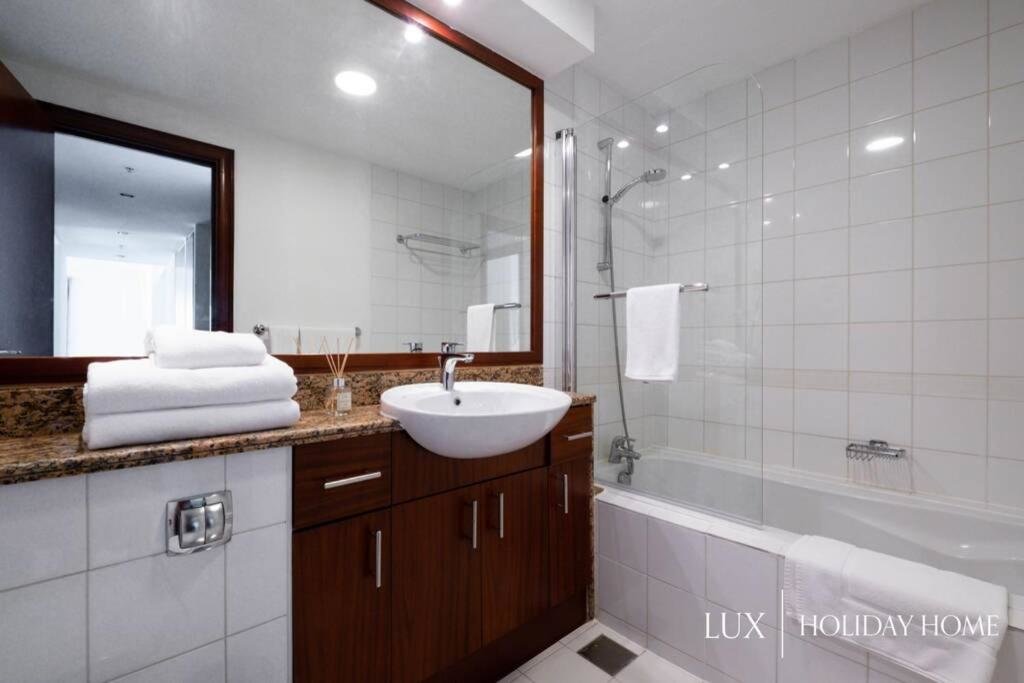 Дубай: LUX - Ultimate Marina View Deluxe Suite