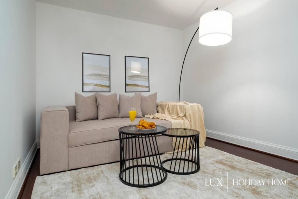 Дубай: LUX - Ultimate Marina View Deluxe Suite