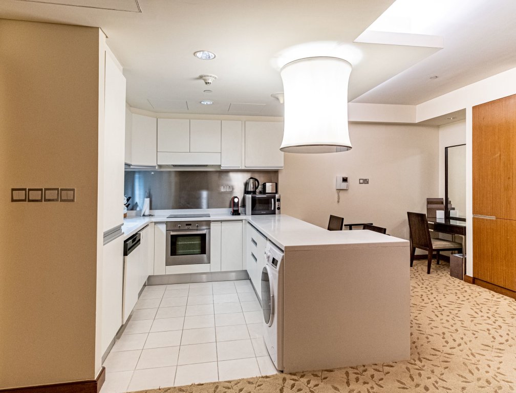 Дубай: Spacious Studio Partial Burjview at The Address Dubai Mall