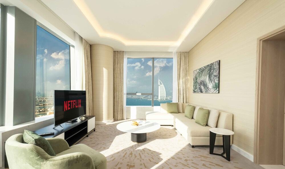 Дубай: LUX Iconic Views at The Palm Tower 6