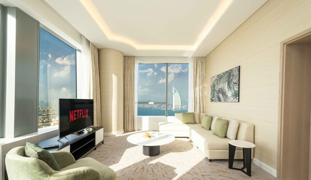 Дубай: LUX Iconic Views at The Palm Tower 5