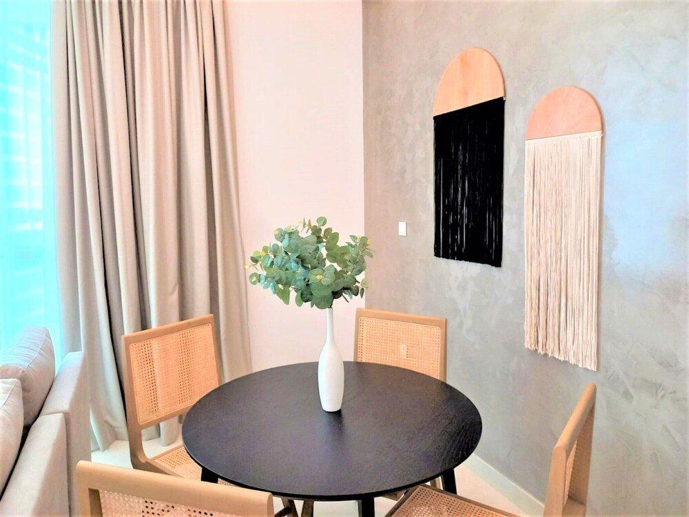 Дубай: Luxurious Downtown Views With Dubai Mall Access