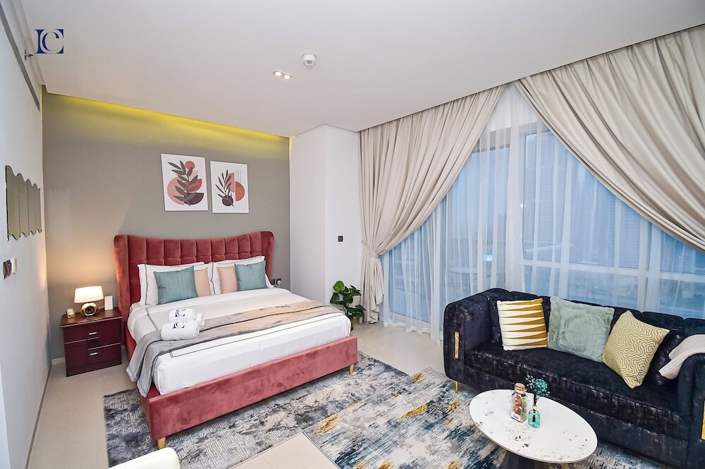 Дубай: AST - Modern studio flat with balcony