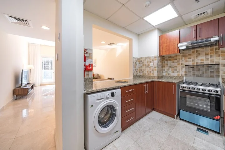 Дубай: Spacious Apartment With Balcony in Business Bay