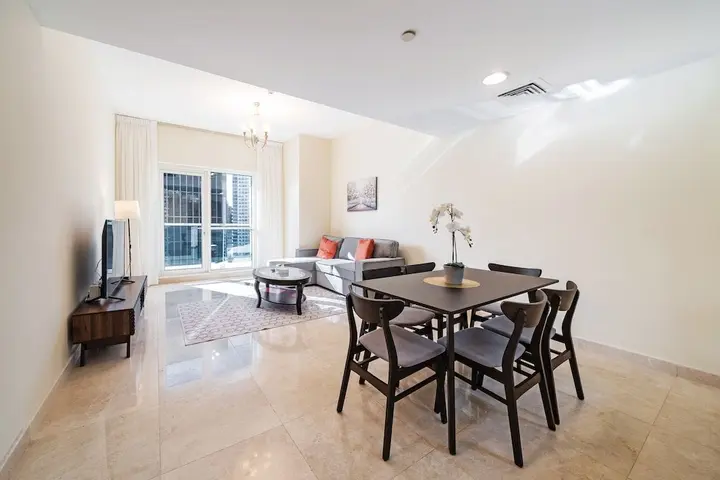 Дубай: Spacious Apartment With Balcony in Business Bay