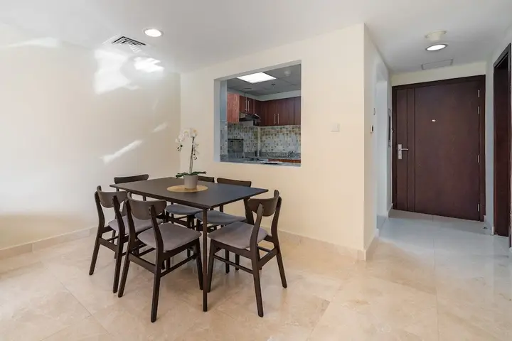 Дубай: Spacious Apartment With Balcony in Business Bay