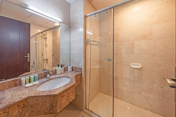 Дубай: Spacious Apartment With Balcony in Business Bay
