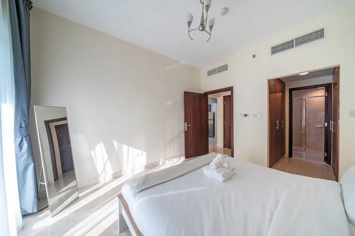Дубай: Spacious Apartment With Balcony in Business Bay