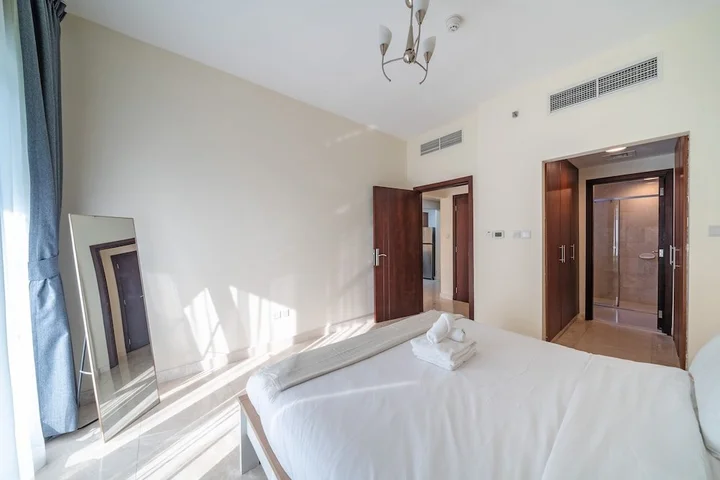 Дубай: Spacious Apartment With Balcony in Business Bay