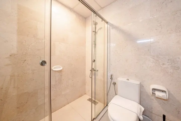 Дубай: Spacious Apartment With Balcony in Business Bay