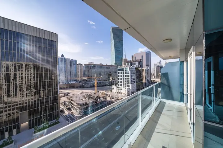 Дубай: Spacious Apartment With Balcony in Business Bay