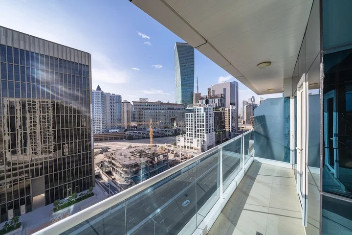 Дубай: Spacious Apartment With Balcony in Business Bay