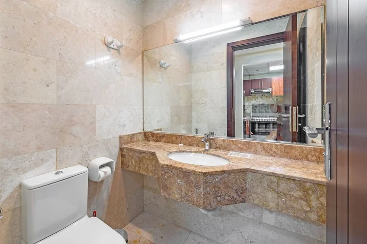 Дубай: Spacious Apartment With Balcony in Business Bay