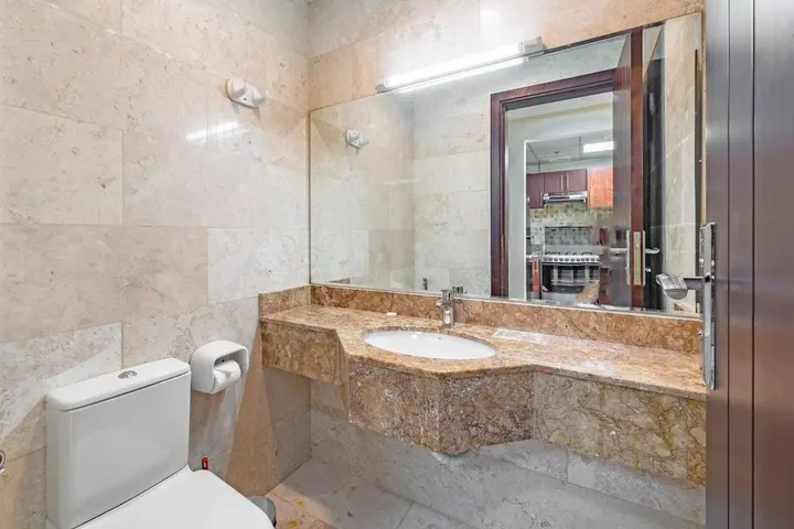 Дубай: Spacious Apartment With Balcony in Business Bay