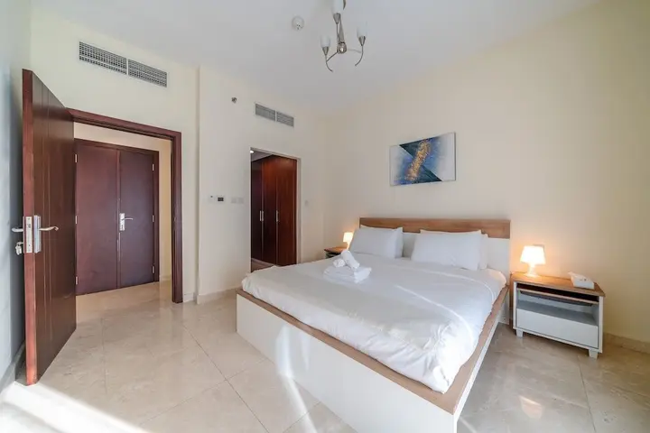 Дубай: Spacious Apartment With Balcony in Business Bay