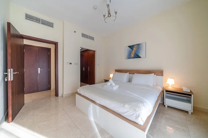 Дубай: Spacious Apartment With Balcony in Business Bay