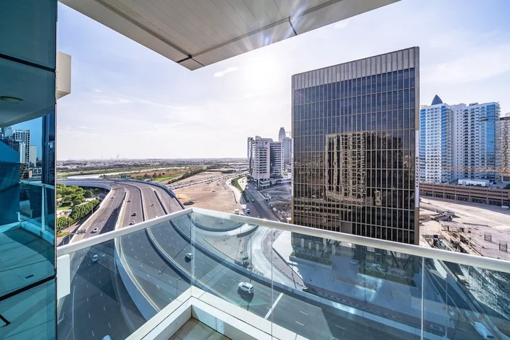 Дубай: Spacious Apartment With Balcony in Business Bay