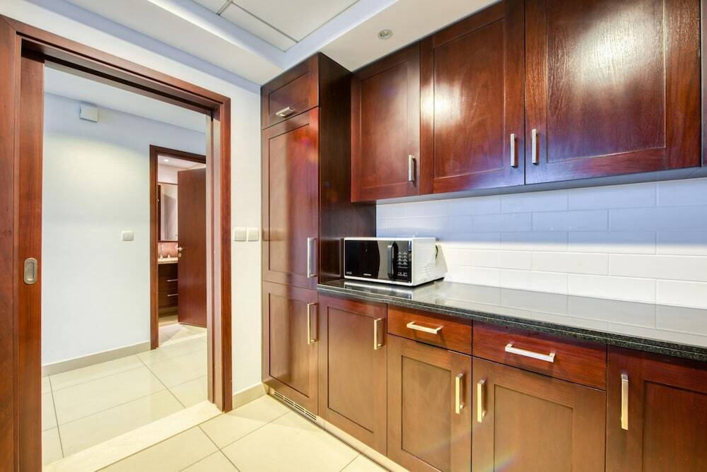 Дубай: Radiant Urban Retreat With Iconic Burj Khalifa Vws
