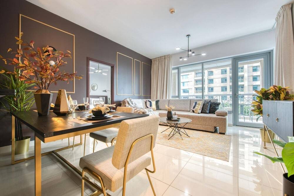 Дубай: Radiant Urban Retreat With Iconic Burj Khalifa Vws