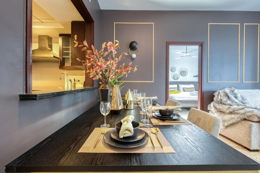 Дубай: Radiant Urban Retreat With Iconic Burj Khalifa Vws