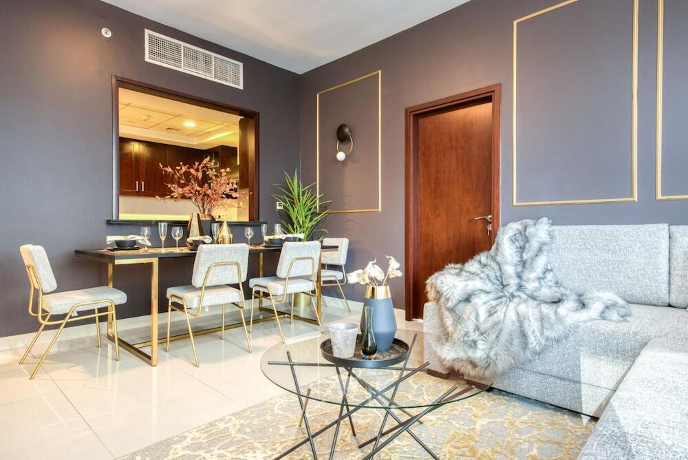 Дубай: Radiant Urban Retreat With Iconic Burj Khalifa Vws